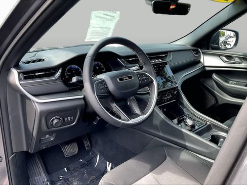 Used 2025 Jeep Grand Cherokee Laredo X w/ Luxury Tech Group I RWD image 14