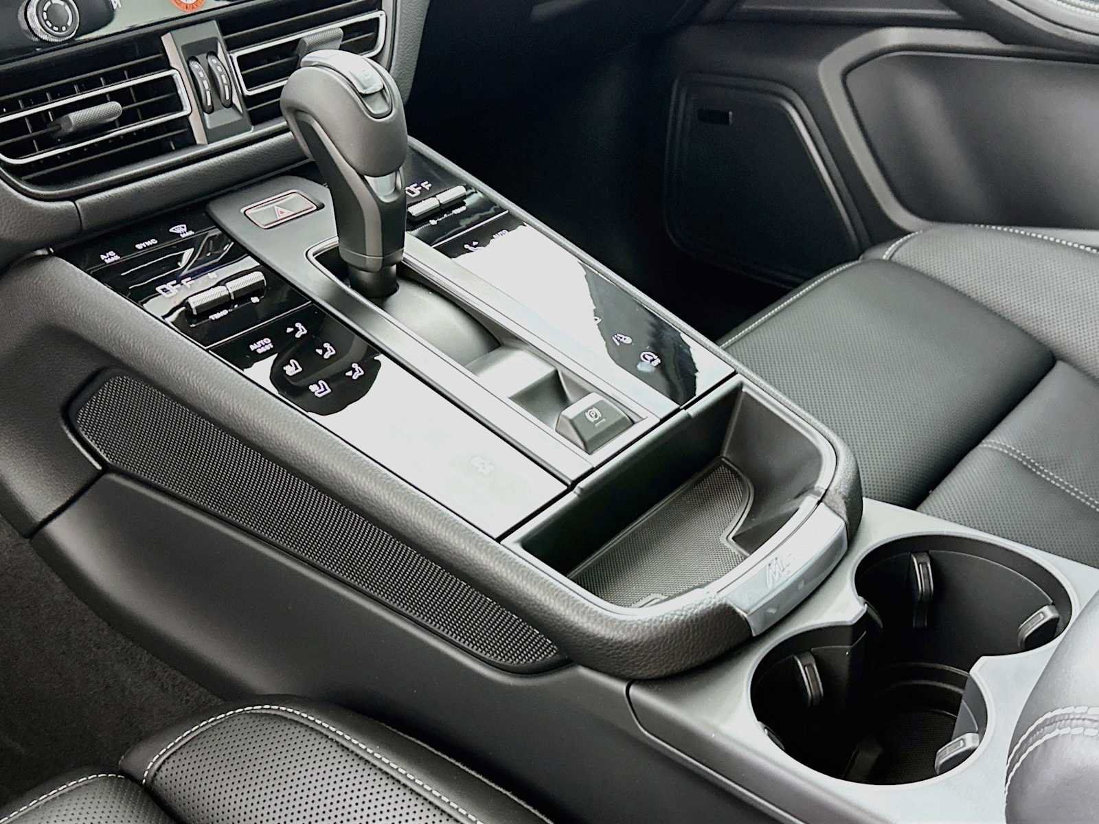 Certified 2025 Porsche Macan AWD/4WD image 20