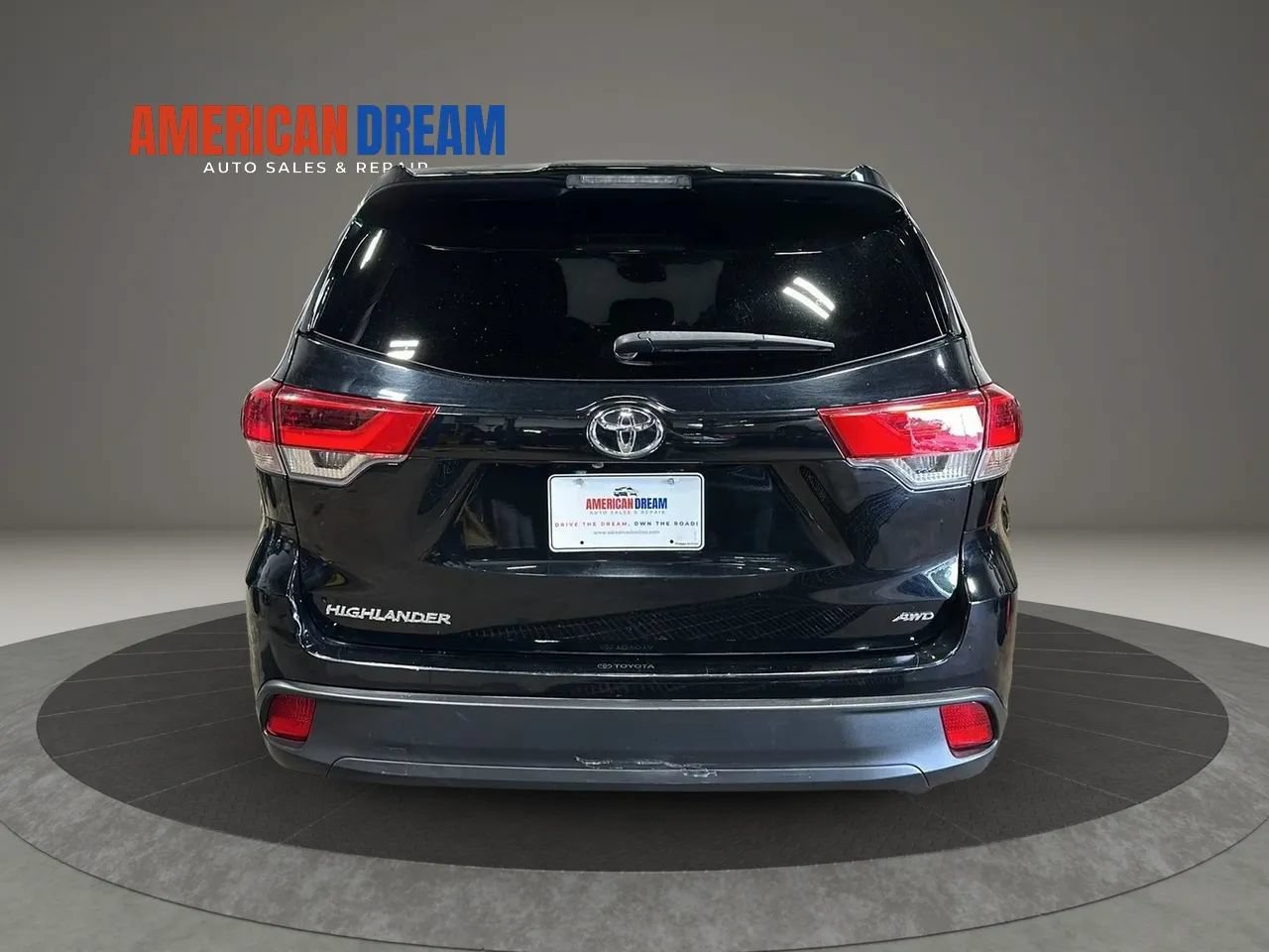 Used 2019 Toyota Highlander LE AWD/4WD image 4