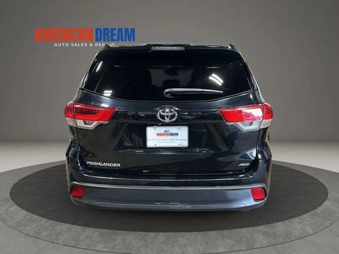 Used 2019 Toyota Highlander LE AWD/4WD image 4