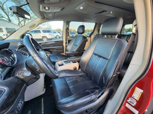 Used 2013 Chrysler Town & Country Touring image 13