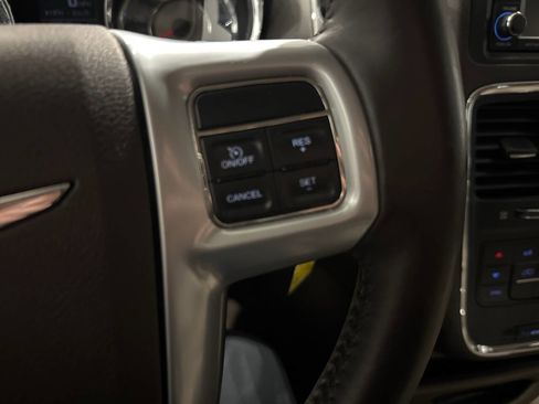 Used 2013 Chrysler Town & Country Touring image 23