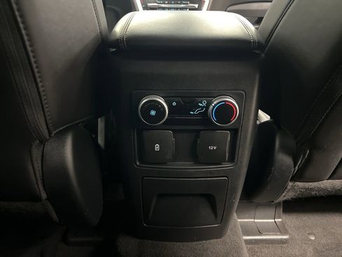 Used 2022 Ford Explorer XLT w/ Equipment Group 202A AWD/4WD image 11