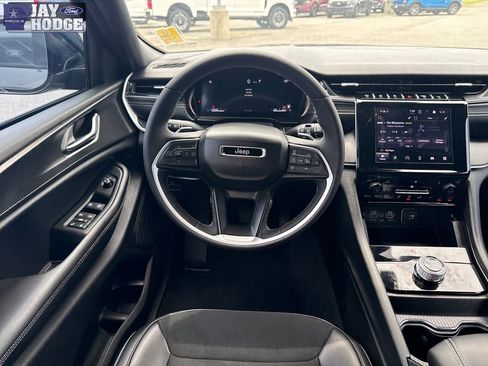 Used 2025 Jeep Grand Cherokee Altitude RWD image 29