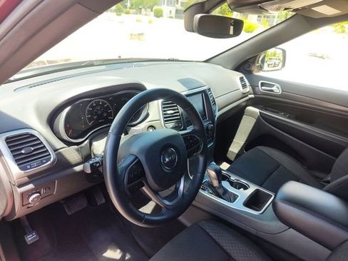 Used 2018 Jeep Grand Cherokee Laredo AWD/4WD image 16