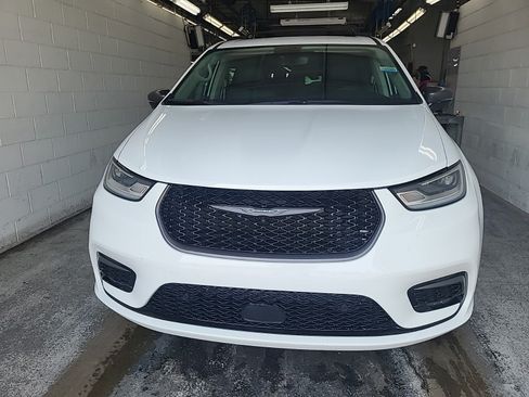 Used 2024 Chrysler Pacifica Touring-L w/ Uconnect Theater Family Group FWD image 3