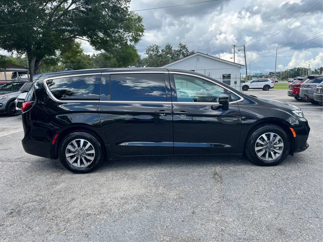 Used 2024 Chrysler Pacifica Limited FWD image 4