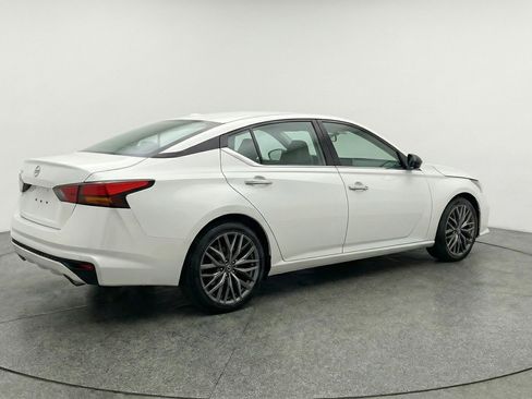 Used 2025 Nissan Altima 2.5 SV image 9