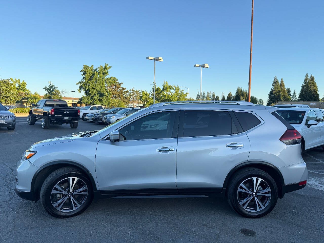 Used 2020 Nissan Rogue SV w/ Premium Package FWD image 5