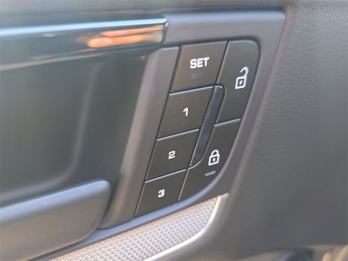 Used 2025 Porsche Cayenne image 26