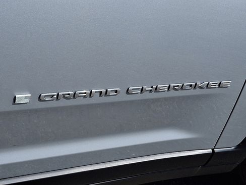 New 2025 Jeep Grand Cherokee Laredo X w/ Luxury Tech Group I image 14