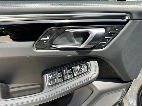 Used 2023 Porsche Macan AWD/4WD image 17