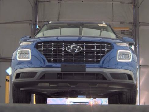 Certified 2025 Hyundai Venue Limited FWD image 3