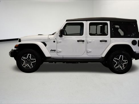 Used 2025 Jeep Wrangler Sahara image 2