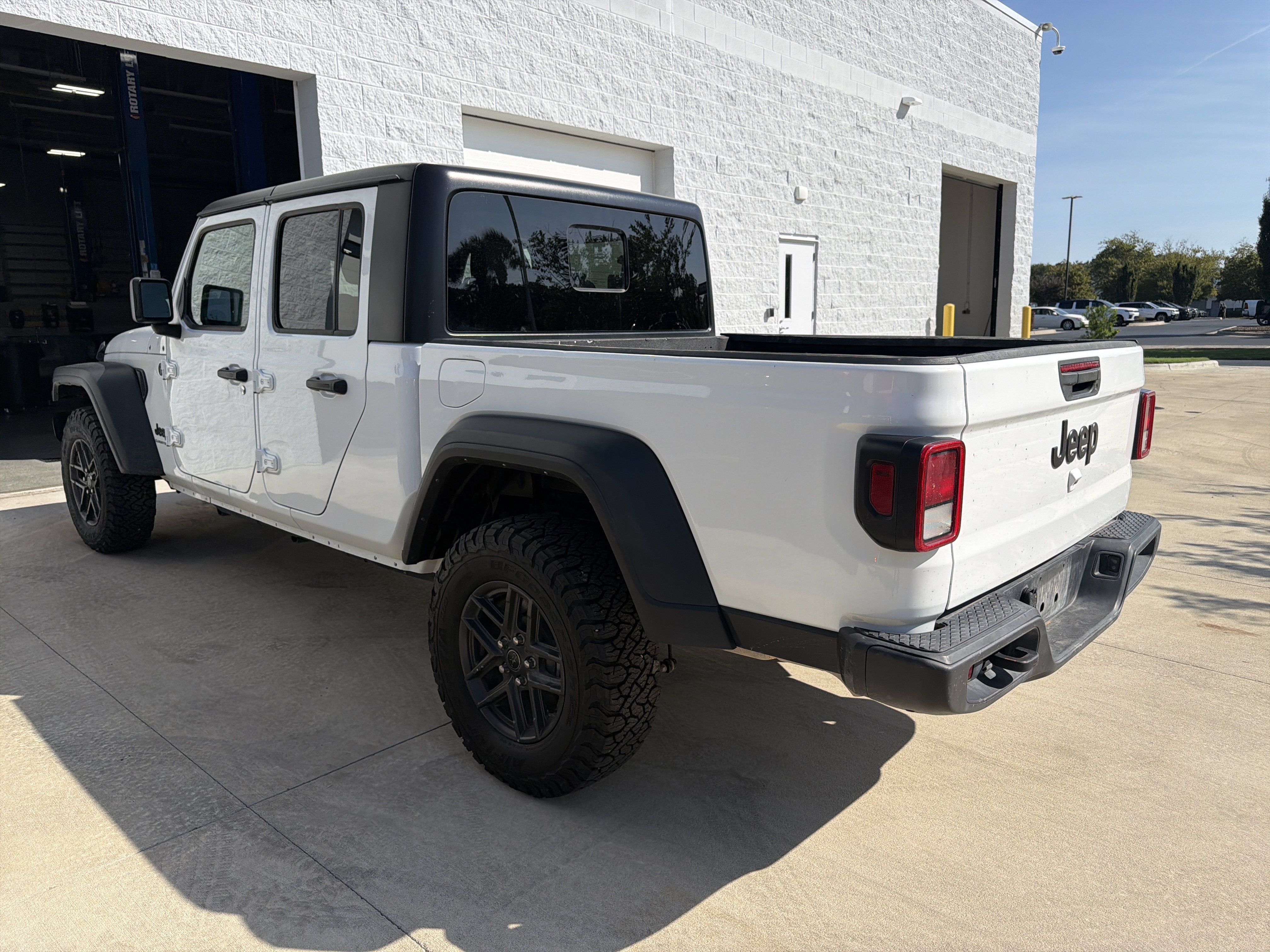 Used 2025 Jeep Gladiator Sport AWD/4WD image 7