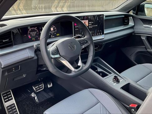 New 2026 Volkswagen Tiguan SE R-Line FWD image 8