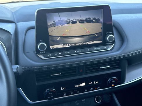Used 2025 Nissan Rogue SV FWD image 32