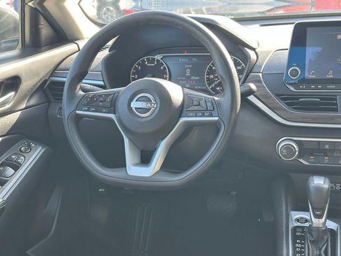 Used 2025 Nissan Altima 2.5 SV FWD image 33
