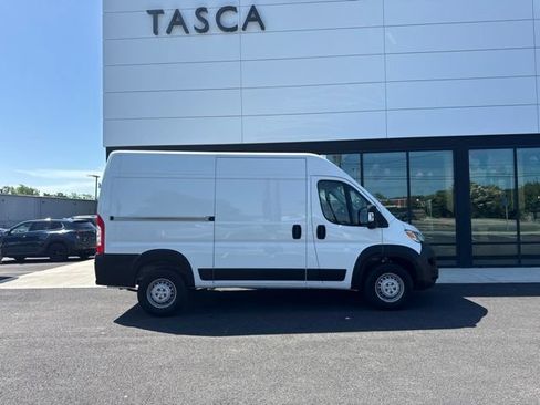 Used 2025 RAM ProMaster 2500 w/ Convenience Group FWD image 2