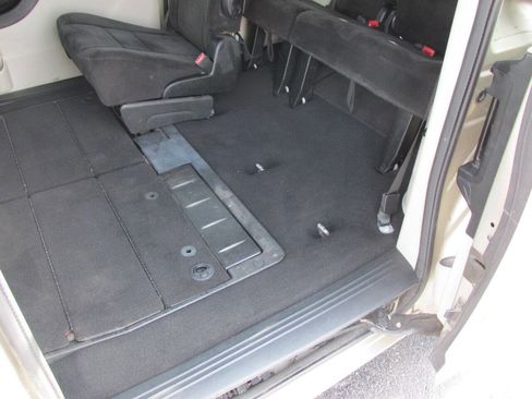 Used 2013 Dodge Grand Caravan SXT FWD image 25