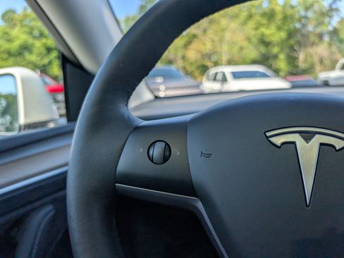 Used 2023 Tesla Model Y Long Range AWD/4WD image 23