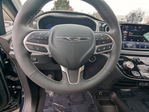 Used 2025 Chrysler Pacifica Select image 20