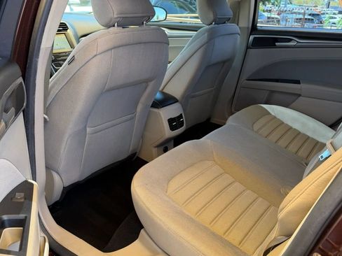 Used 2019 Ford Fusion SE FWD image 9