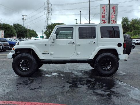 Used 2013 Jeep Wrangler Unlimited Sahara w/ Connectivity Group AWD/4WD image 9