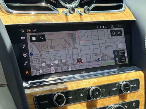 Used 2023 Bentley Bentayga Plug-In Hybrid AWD/4WD image 11