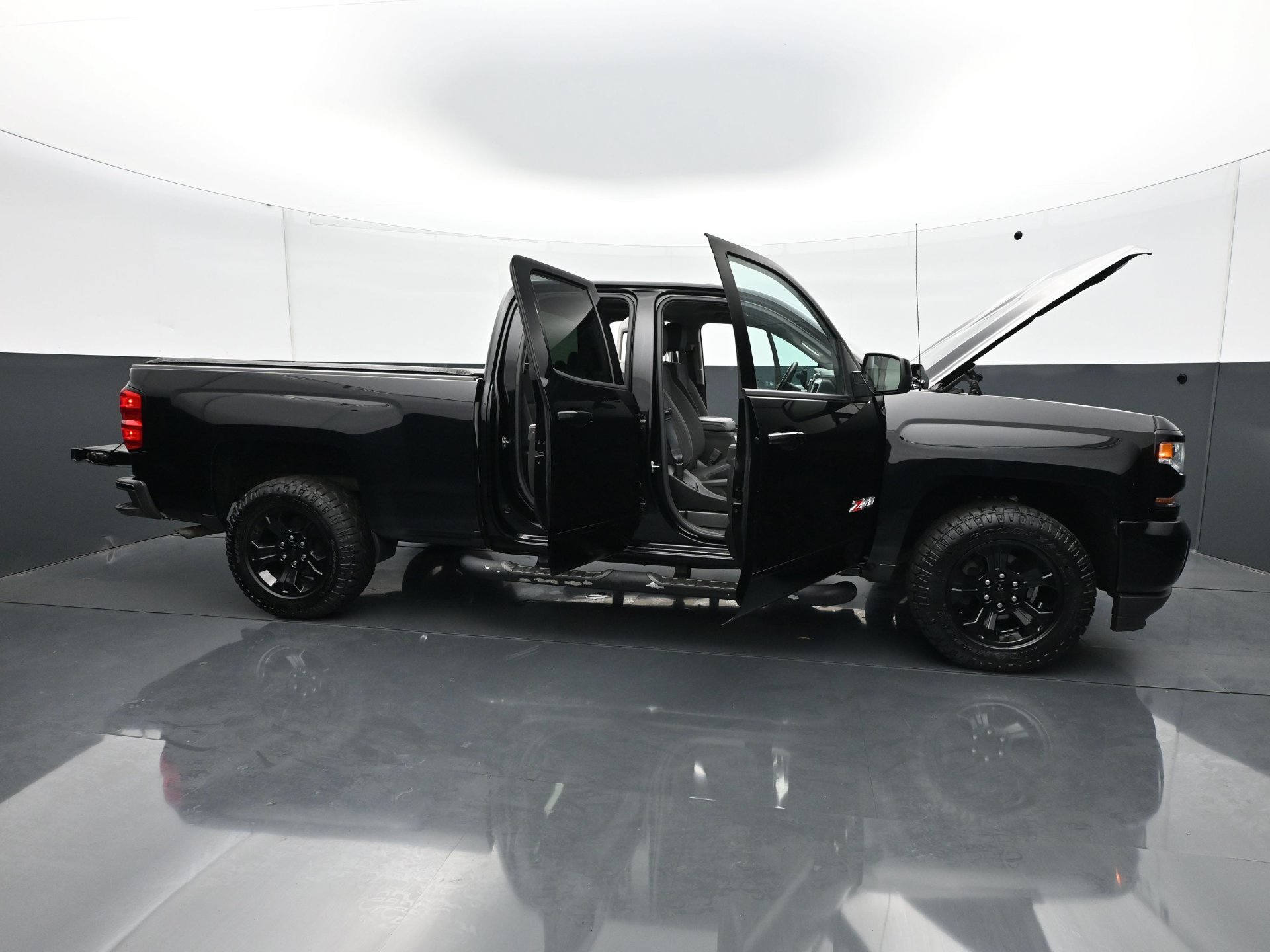 Used 2018 Chevrolet Silverado 1500 LT w/ Midnight Edition AWD/4WD image 36