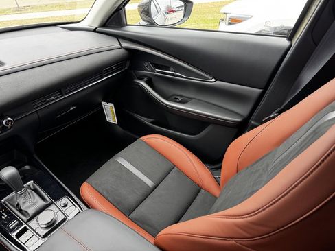 New 2025 MAZDA CX-30 Carbon image 25