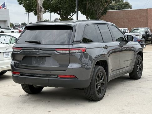 Used 2023 Jeep Grand Cherokee Altitude AWD/4WD image 4