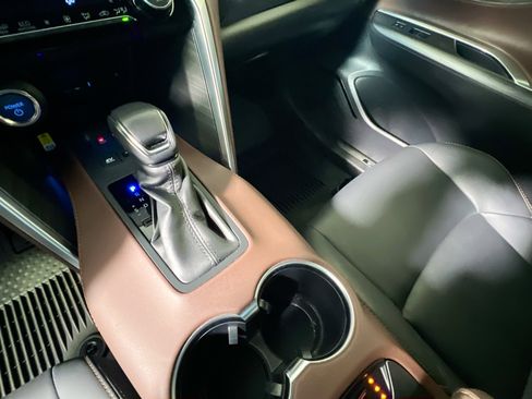 Used 2022 Toyota Venza XLE image 26