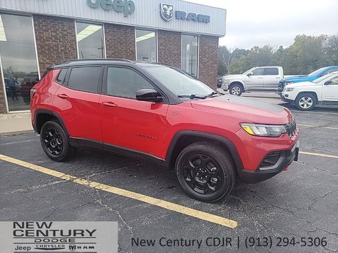 Used 2023 Jeep Compass Trailhawk image 3