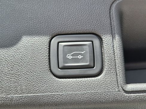 Used 2023 GMC Terrain SLE w/ Driver Convenience Package FWD image 17