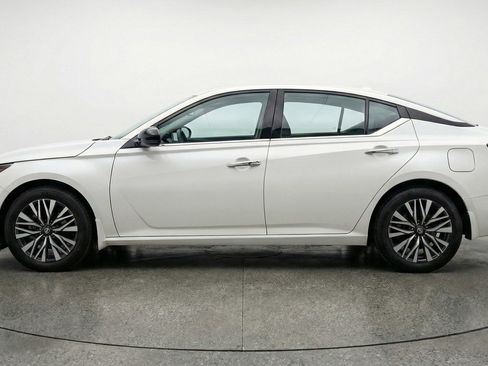 Used 2025 Nissan Altima 2.5 SV image 3