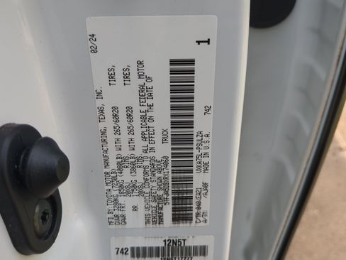 Used 2024 Toyota Tundra Limited AWD/4WD image 28