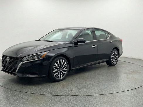 Used 2025 Nissan Altima 2.5 SV FWD image 3