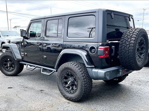 Used 2018 Jeep Wrangler Unlimited Sahara image 3