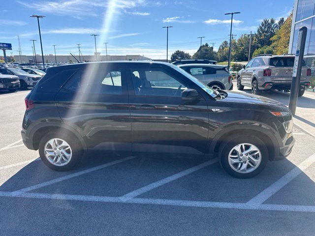 Used 2024 Hyundai Venue SE FWD image 4