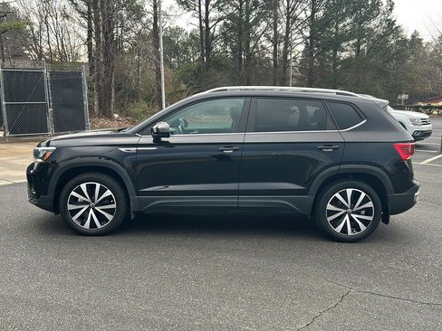 Certified 2022 Volkswagen Taos SE image 3