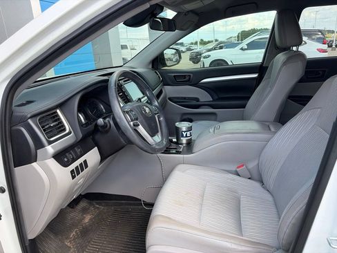 Used 2019 Toyota Highlander Plus FWD image 6