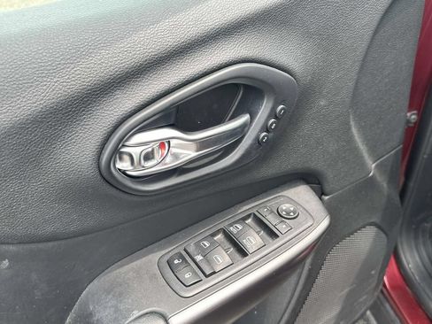 Used 2019 Jeep Cherokee Limited AWD/4WD image 17