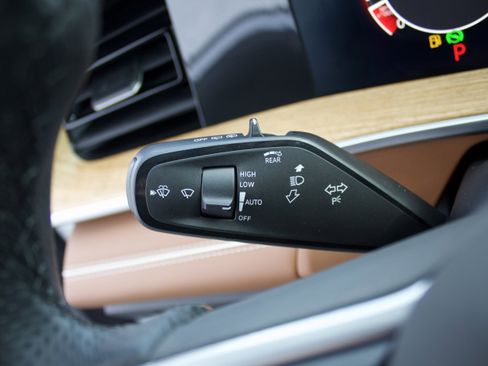 Used 2025 Volkswagen Tiguan SEL R-Line image 17