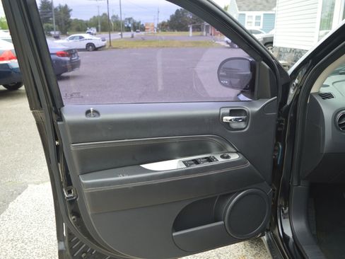 Used 2014 Jeep Compass Latitude FWD image 22