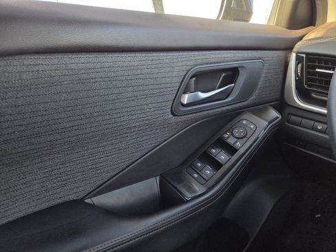 Used 2022 Nissan Rogue SV image 34