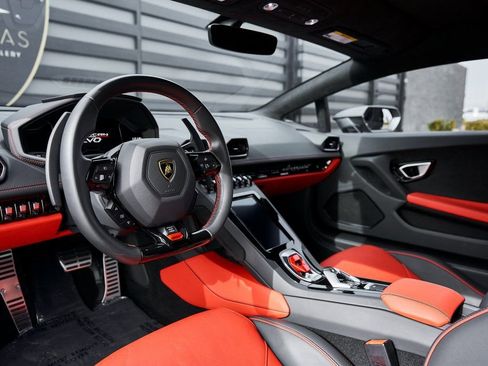 Used 2023 Lamborghini Huracan EVO image 2