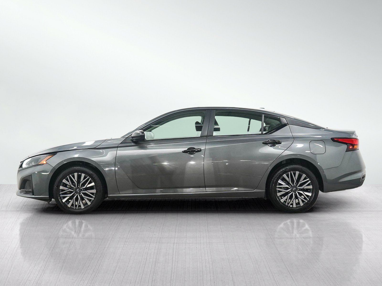 Used 2025 Nissan Altima 2.5 SV AWD/4WD image 2
