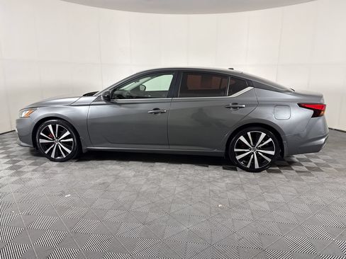 Used 2022 Nissan Altima 2.5 SR FWD image 2