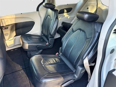 Used 2018 Chrysler Pacifica Touring-L image 26